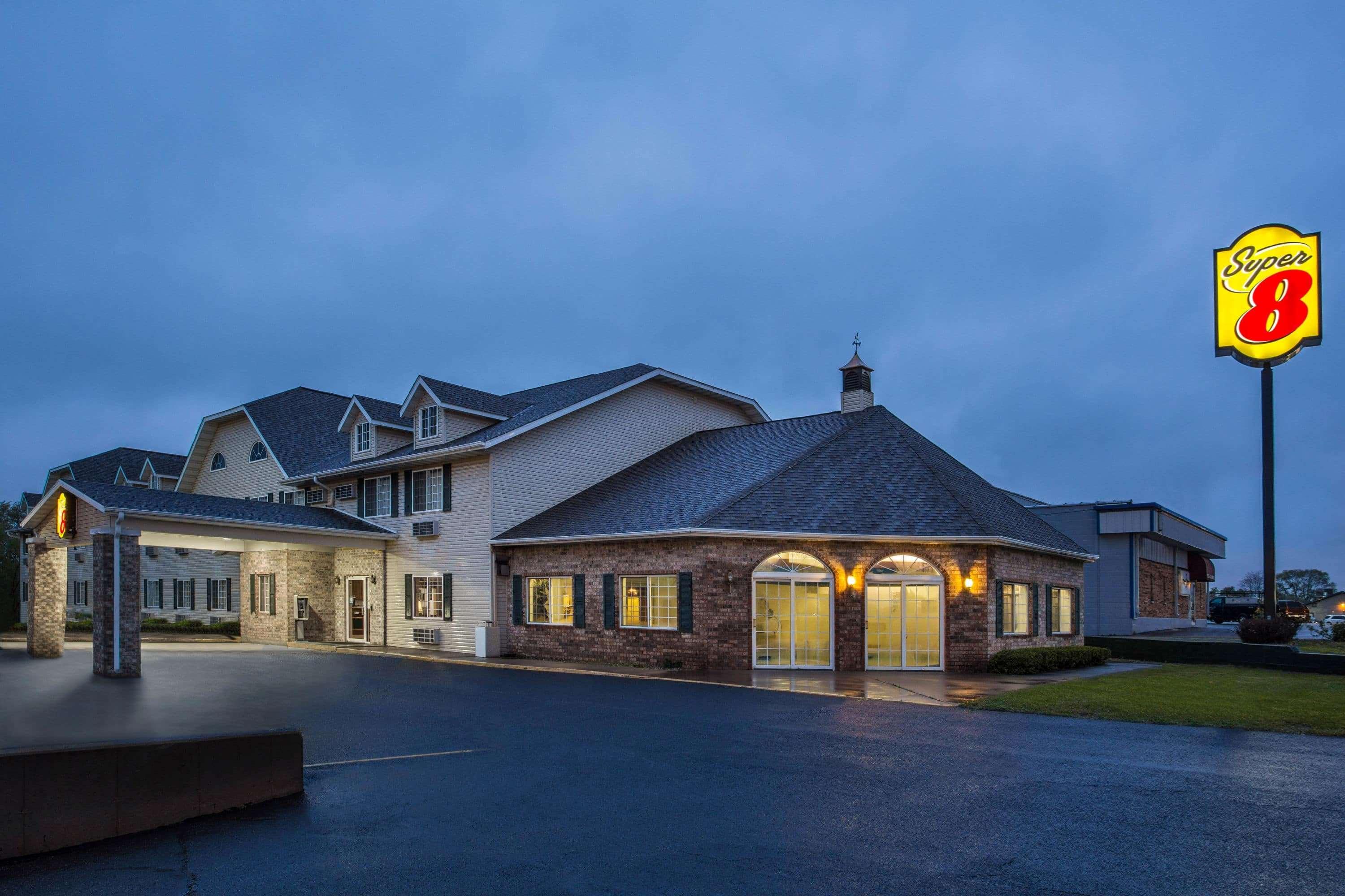 Hotel Super 8 By Wyndham Reedsburg Exteriér fotografie